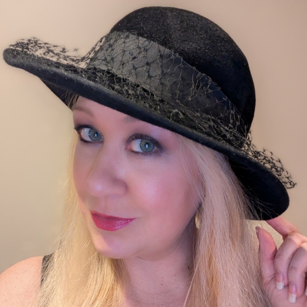 Georgi Vintage Black Hat With Netting